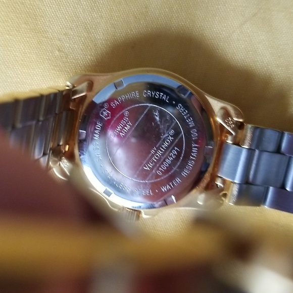 Women Swiss Army watch. New with original box. Gold stainless steel. - Picture 5 of 7